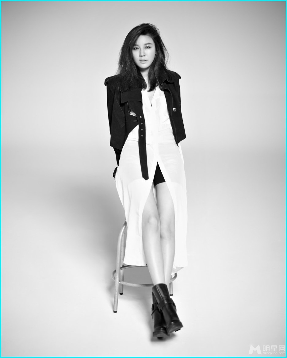 点击大图看下一张：金荷娜黑白帅气时尚写真(4)