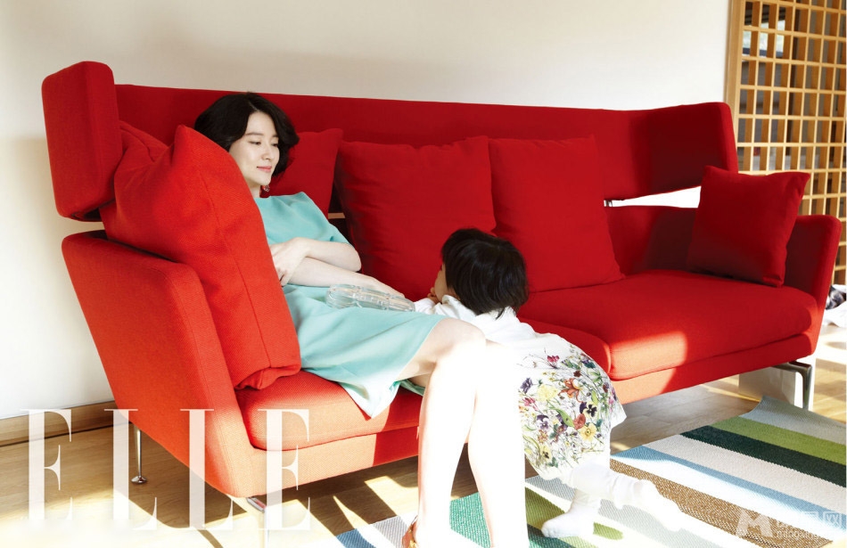点击大图看下一张：李英爱携双胞胎儿女幸福温馨拍杂志写真(2)