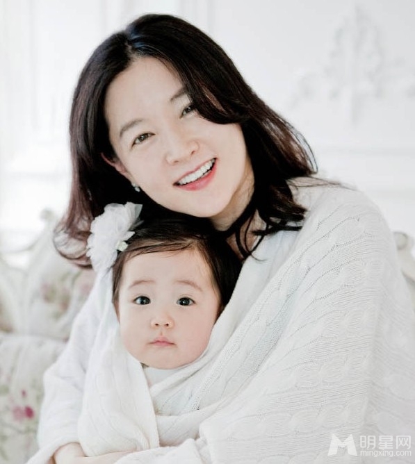 点击大图看下一张：李英爱携双胞胎儿女幸福温馨拍杂志写真(5)