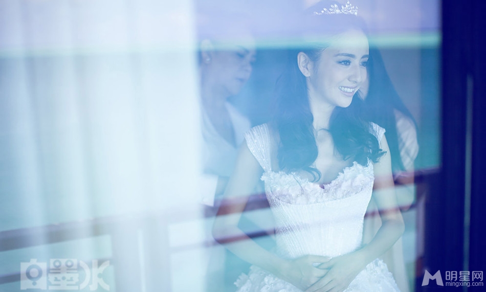 点击大图看下一张：佟丽娅大溪地婚礼现场照 美艳伴娘来抢镜(3)