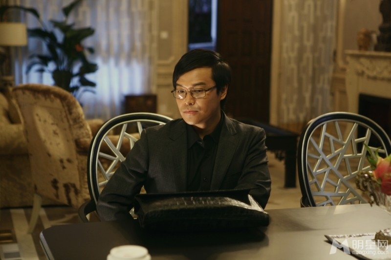 点击大图看下一张：制服曝角色凝重剧照(0)