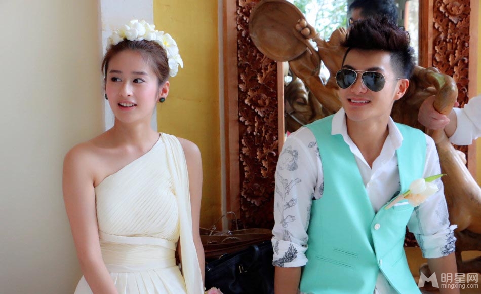 点击大图看下一张:严宽杜若溪婚礼曝光 蓝天沙地大溪地(8)