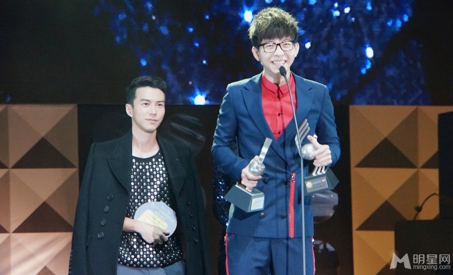 点击大图看下一张：胡夏帅气出席全球华语歌曲排行榜颁奖典礼(4)