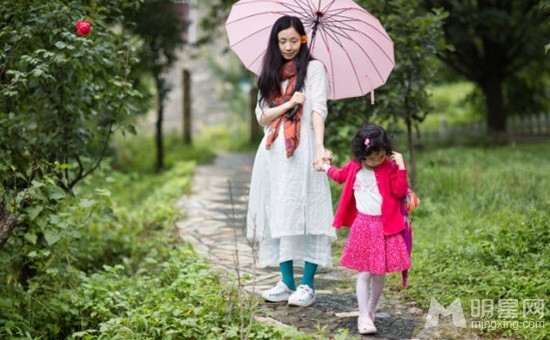 点击大图看下一张：徐铮陶虹带女儿游玩大理 母女嬉耍显情深(2)