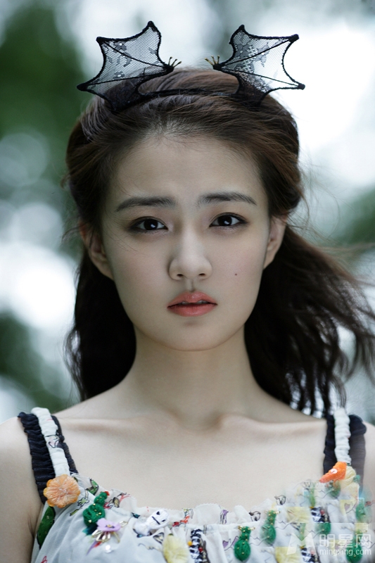点击大图看下一张:徐璐清纯写真曝光 轻颦浅笑煞是动人(6)