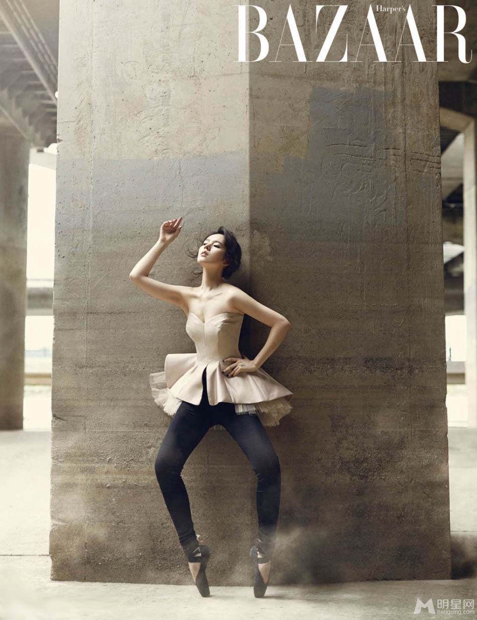 点击大图看下一张：韩佳人时装杂志大片 化身芭蕾公主显高贵气质(2)
