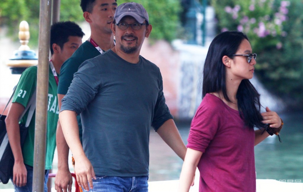 点击大图看下一张：姜文携妻子抵达威尼斯电影节 与记者玩对拍(2)