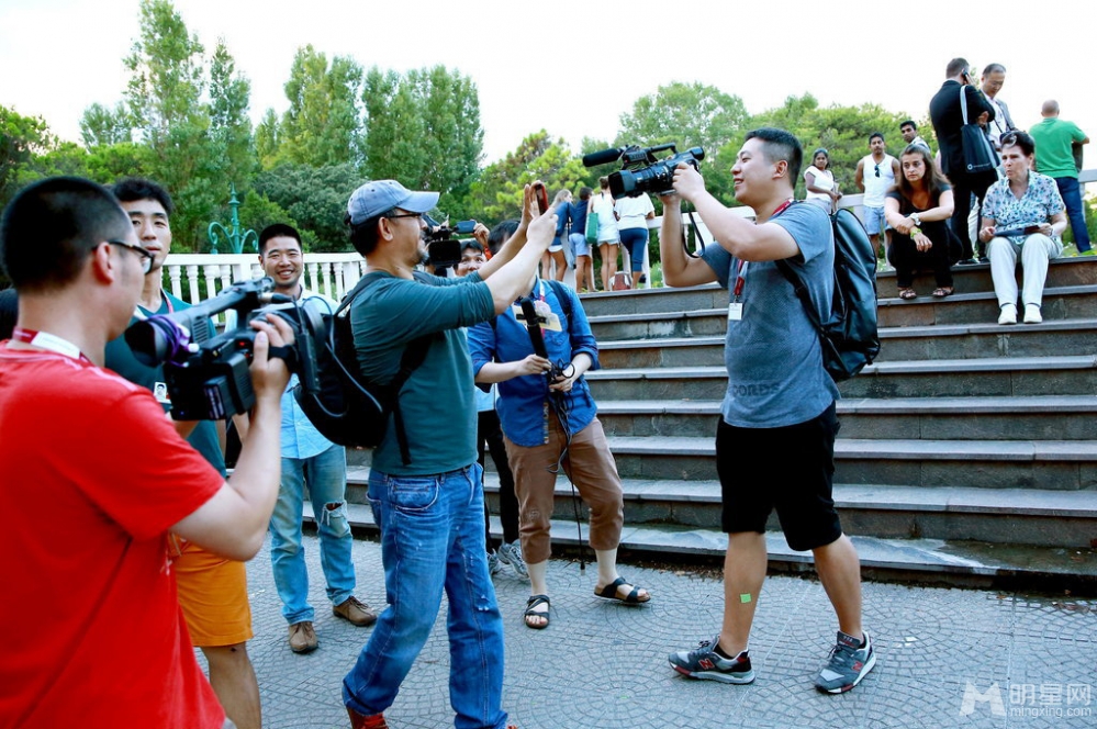 点击大图看下一张：姜文携妻子抵达威尼斯电影节 与记者玩对拍(6)