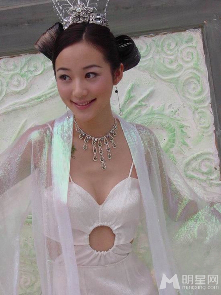 点击大图看下一张:盘明星电视银屏上令人喷血或迷人肚兜造型(4)