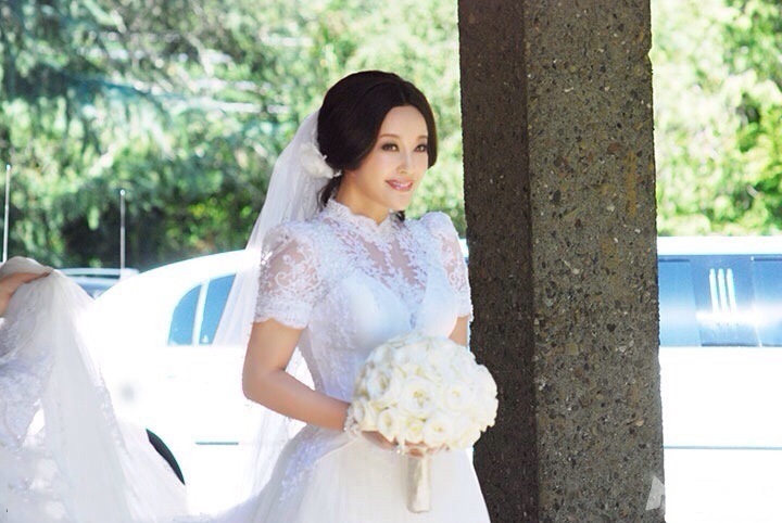 点击大图看下一张：刘晓庆结婚一周年 再披婚纱似美娇娘(3)