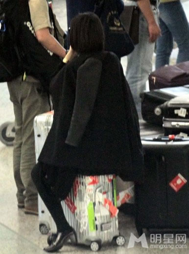 点击大图看下一张：姚贝娜一身黑装现身上海机场 欧美范十足(0)