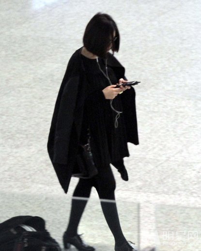 点击大图看下一张：姚贝娜一身黑装现身上海机场 欧美范十足(2)