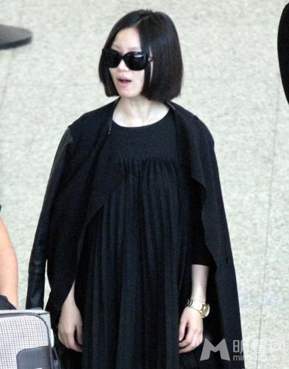 点击大图看下一张：姚贝娜一身黑装现身上海机场 欧美范十足(3)