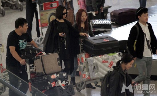 点击大图看下一张：姚贝娜一身黑装现身上海机场 欧美范十足(5)
