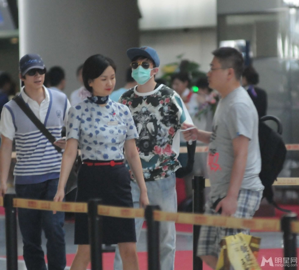 点击大图看下一张：俞灏明戴口罩现身上海机场 与粉丝亲切热聊(0)