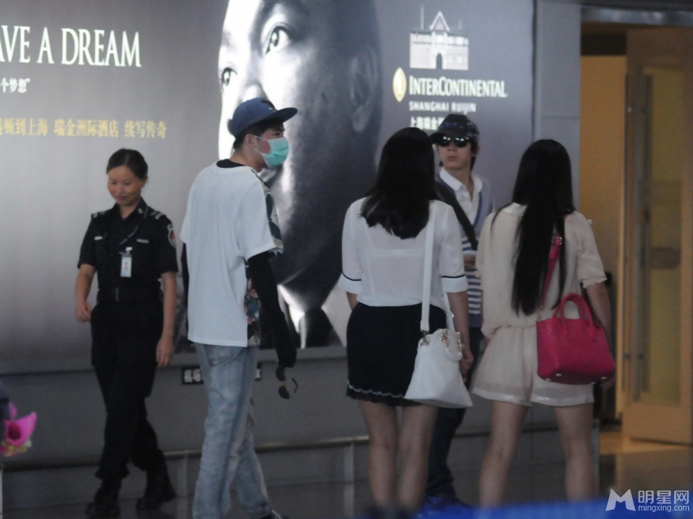 点击大图看下一张：俞灏明戴口罩现身上海机场 与粉丝亲切热聊(2)