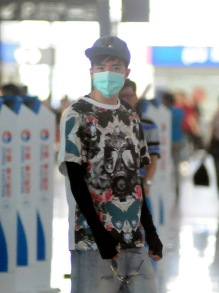 点击大图看下一张：俞灏明戴口罩现身上海机场 与粉丝亲切热聊(3)
