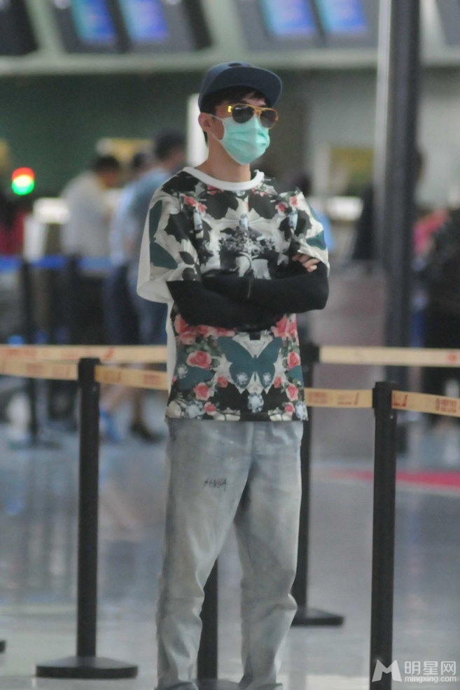 点击大图看下一张：俞灏明戴口罩现身上海机场 与粉丝亲切热聊(4)