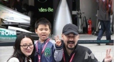 点击大图看下一张:38岁辣妈蒋勤勤晒婚纱美照 性感镂空大秀美背(8)