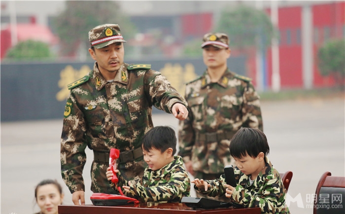 点击大图看下一张:宋佳陈学冬变消防员 率萌娃走进消防(9)