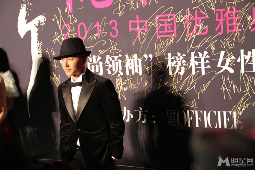 点击大图看下一张：韩庚现身2013中国优雅盛典 黑色西服显帅气(3)
