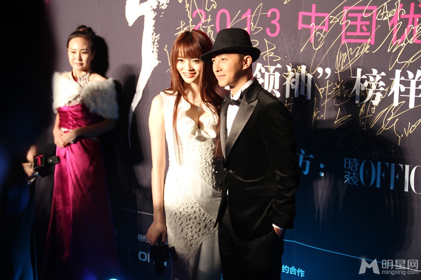 点击大图看下一张：韩庚现身2013中国优雅盛典 黑色西服显帅气(6)