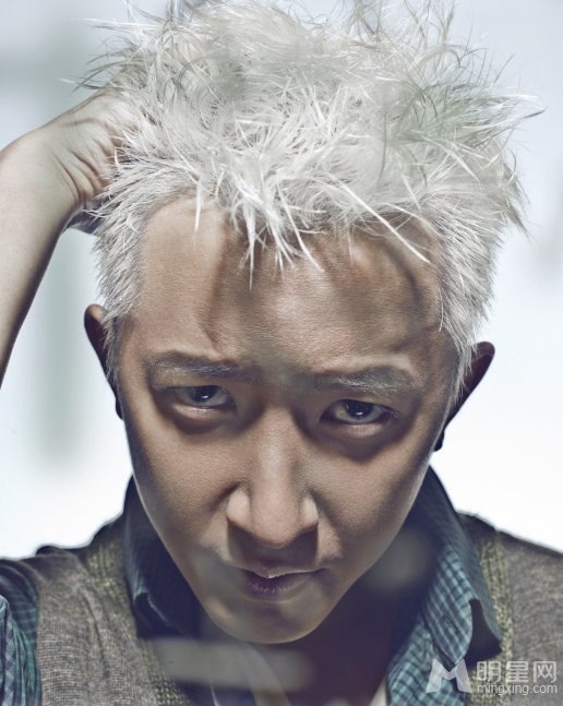 点击大图看下一张：韩庚白色头发拍摄写真 浓郁的型男气息(3)