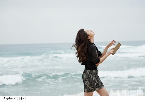 点击大图看下一张：尹恩惠海边拍摄广告写真 清新靓丽犹如邻家女孩(2)