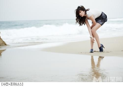 点击大图看下一张：尹恩惠海边拍摄广告写真 清新靓丽犹如邻家女孩(4)
