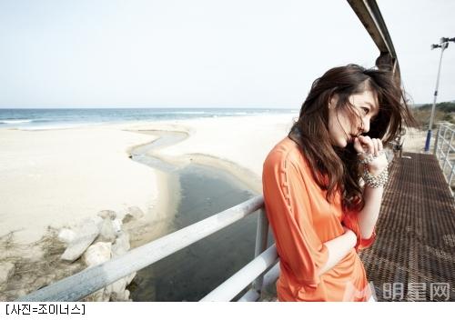 点击大图看下一张：尹恩惠海边拍摄广告写真 清新靓丽犹如邻家女孩(3)