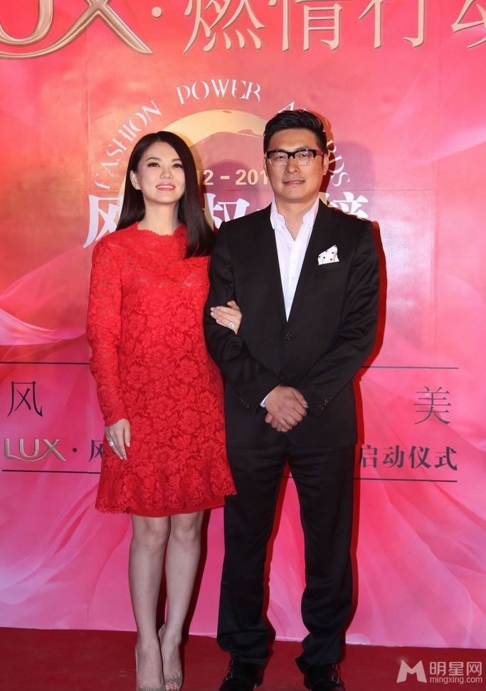 点击大图看下一张：李湘与老公王岳伦甜蜜亮相 众女星爆乳抢镜 (0)