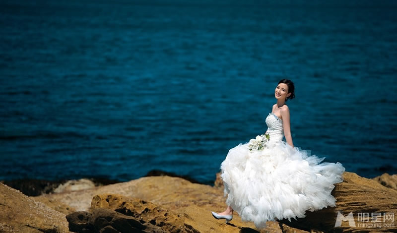 点击大图看下一张：张萌悉尼唯美婚纱写真 高贵优雅女人味(0)