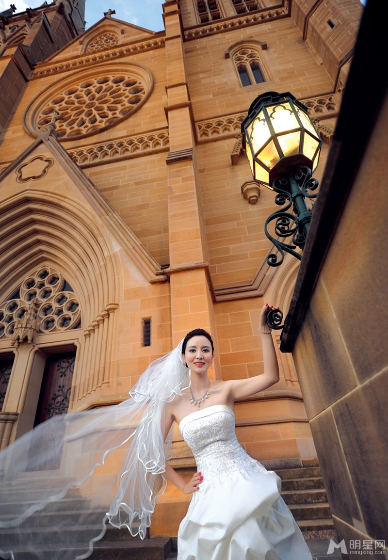 点击大图看下一张：张萌悉尼唯美婚纱写真 高贵优雅女人味(3)