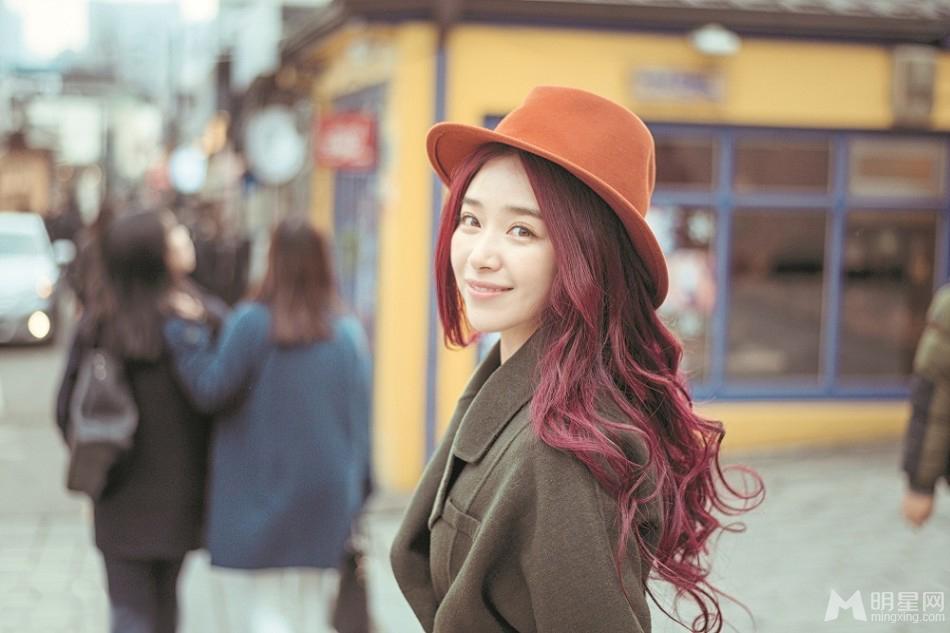 点击大图看下一张：阚清子韩国街拍生活照曝光 红发飘飘上演帽子秀(5)