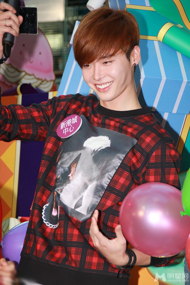 点击大图看下一张:李钟硕与粉丝共度圣诞 撅嘴卖萌送福利(8)