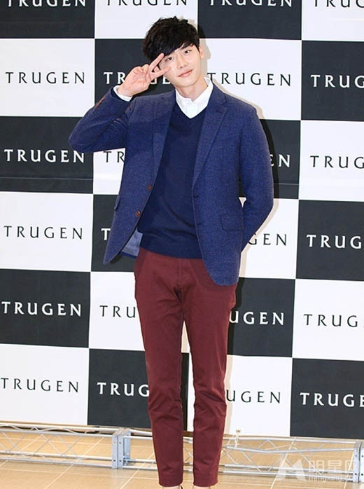 点击大图看下一张：李钟硕卖场为粉丝签名 嘟嘴卖萌耍帅(6)