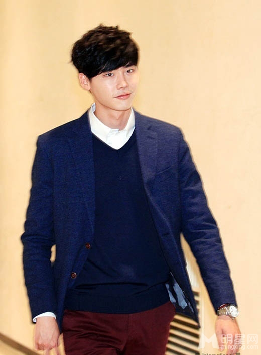 点击大图看下一张:李钟硕卖场为粉丝签名 嘟嘴卖萌耍帅(7)