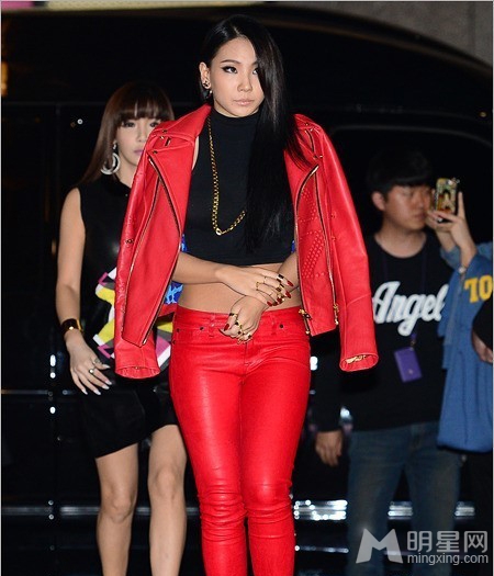 点击大图看下一张：李钟硕宋茜等当红偶像明星助阵首尔时尚活动(9)