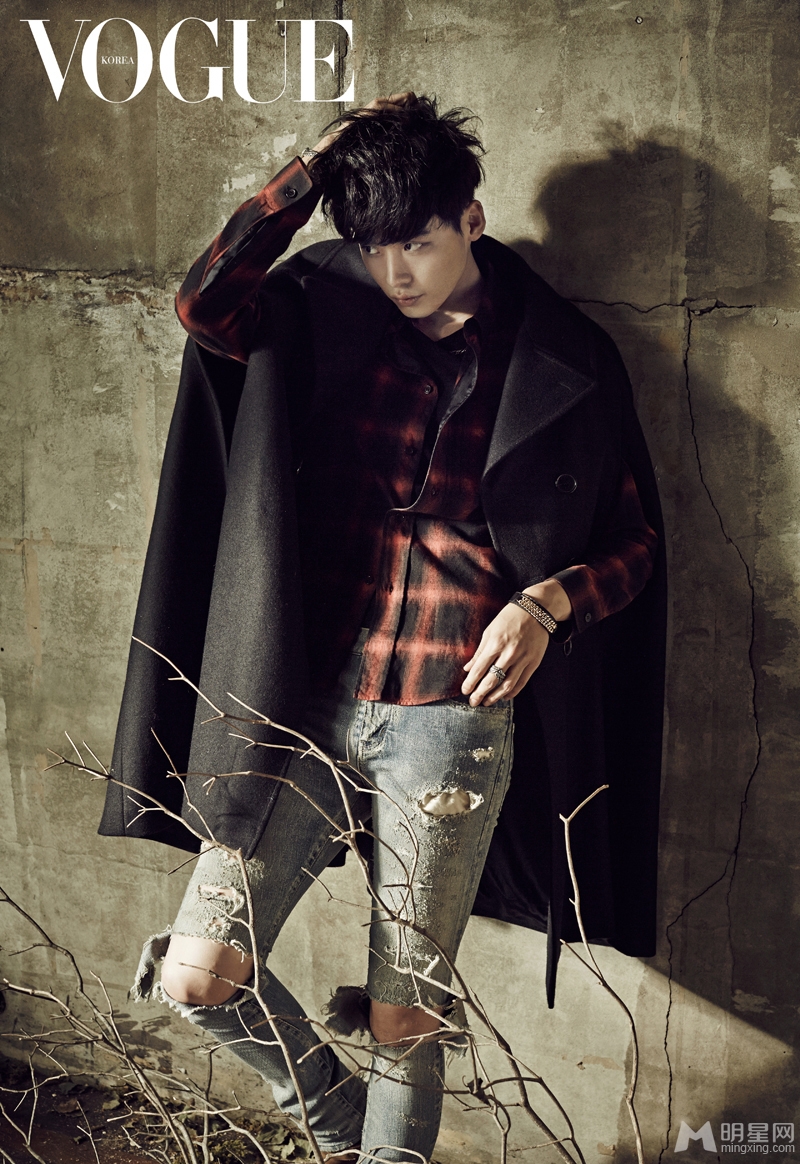 点击大图看下一张：李钟硕时尚杂志写真 身着皮夹克变身秋季型男(3)