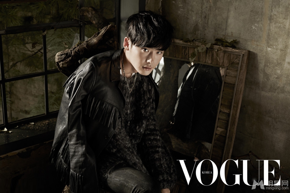 点击大图看下一张：李钟硕时尚杂志写真 身着皮夹克变身秋季型男(2)