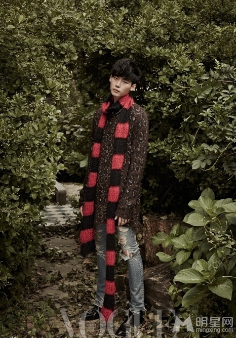 点击大图看下一张：李钟硕时尚杂志写真 身着皮夹克变身秋季型男(5)