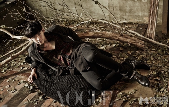 点击大图看下一张：李钟硕时尚杂志写真 身着皮夹克变身秋季型男(4)