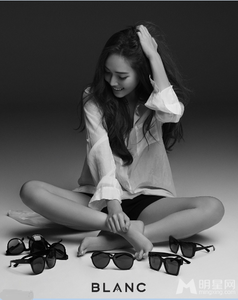 点击大图看下一张：Jessica郑秀妍为自创品牌拍诱惑写真 大胆裸露性感美背(2)