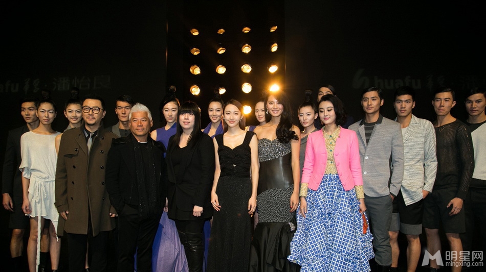 点击大图看下一张:张俪性感低胸亮相时装周 尽显低调奢华(9)