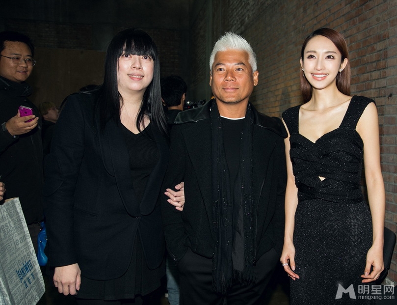 点击大图看下一张:张俪性感低胸亮相时装周 尽显低调奢华(8)