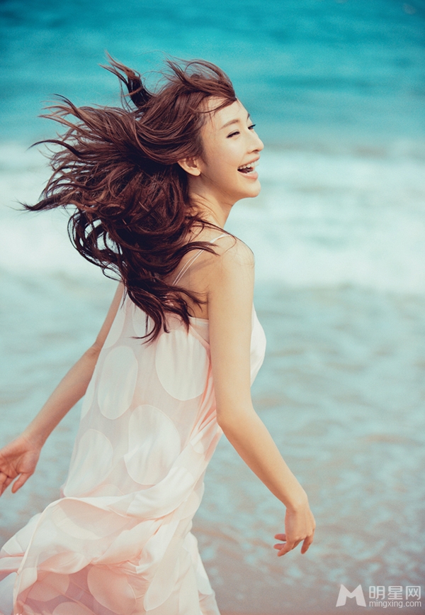 点击大图看下一张：张俪沙滩写真 绽放迷人笑容(6)