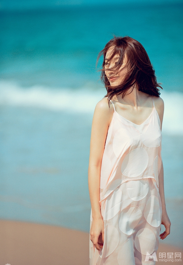点击大图看下一张：张俪沙滩写真 绽放迷人笑容(5)