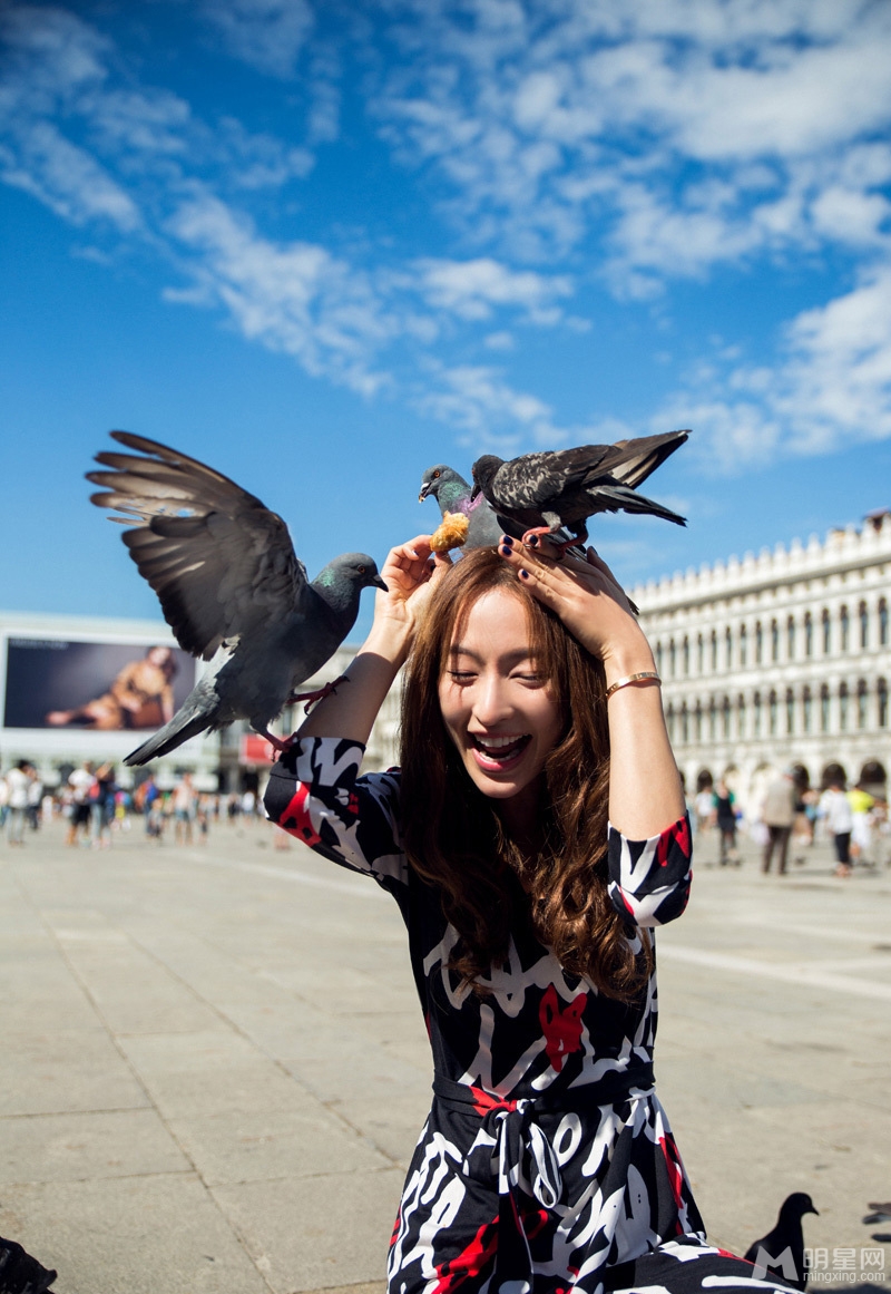 点击大图看下一张：张俪意大利广场放鸽子 绽放优雅迷人气质(2)