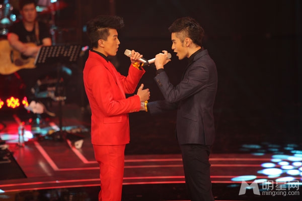 点击大图看下一张:快乐男声7进6精彩现场照 华晨宇赤脚演唱(14)