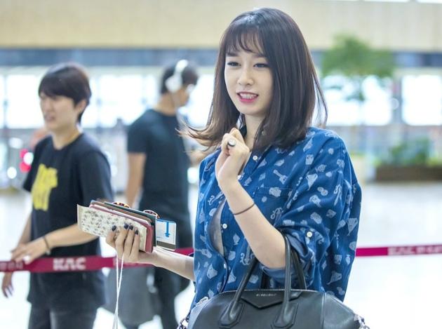 点击大图看下一张：T-ara成员朴智妍唯美时尚机场街拍显秀气(7)